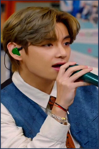 Tae's Melodic Moments at the Tiny Desk 🎤✨