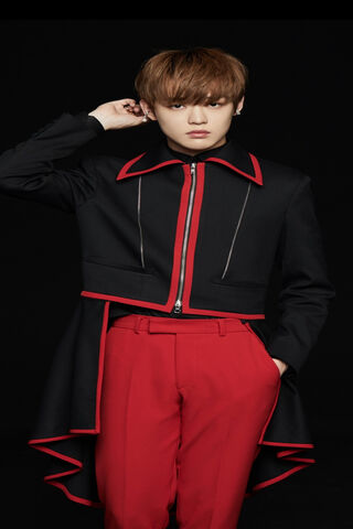 Chenle: The Fashion Icon in Red and Black 🎤✨