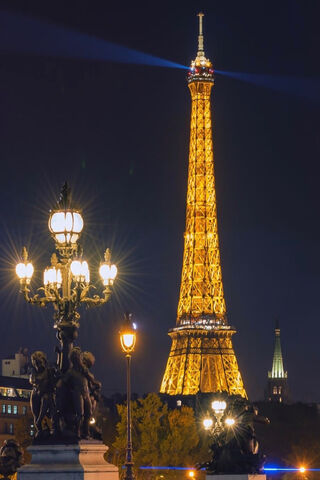 Eiffel Dreams: A Night in Paris 🌟