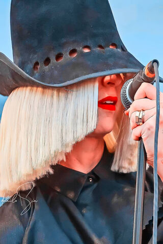 Unmasking the Voice: Sia's Enigmatic Performance 🎤✨