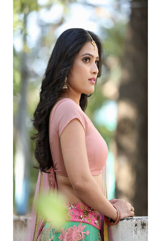 Elegance in Tradition: Anusha Parda's Graceful Attire