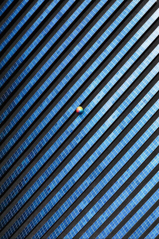 Cores Umbrella: A Colorful Contrast