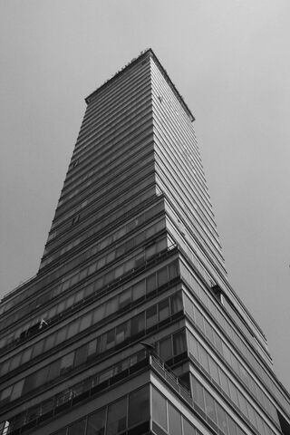 Edificio Black: A Towering Marvel in Monochrome 🏙️✨