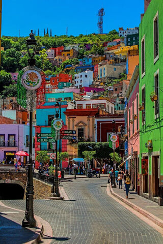 Vibrant Streets of Guanajuato: A Cultural Mosaic 🌈