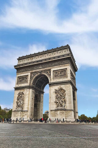 The Majestic Arc de Triomphe: A Parisian Icon 🇫🇷✨