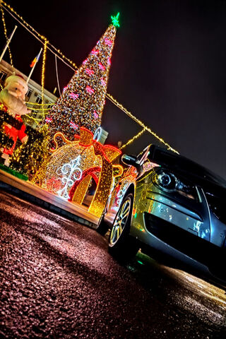 Volkswagen Touran: A Festive Ride Under the Lights! 🎄🚗