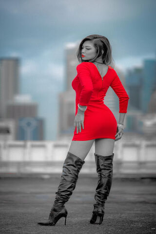 Striking Elegance: A Bold Fashion Statement