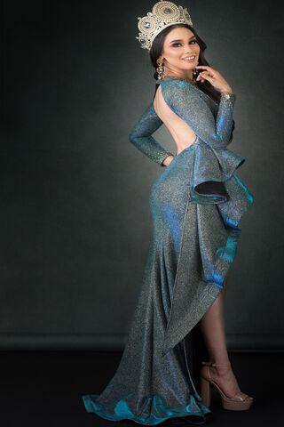 Regal Elegance: The Essence of a Queen 👑✨