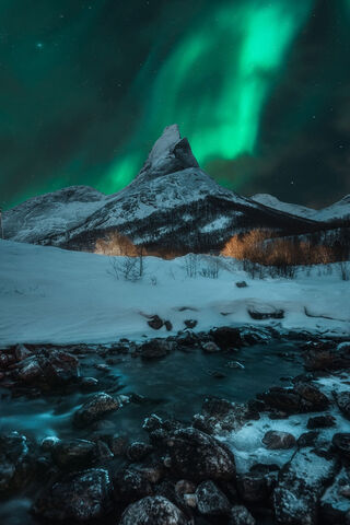 Aurora's Dance: Nature's Light Show 🌌✨