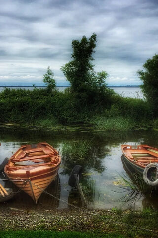Serenity by the Water: A Tranquil Boat Scene