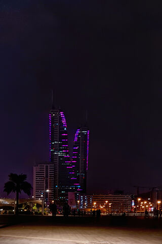 Bahrain Tower: A Nighttime Marvel 🌟