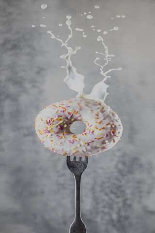 Doughnut Delight: A Sweet Splash! 🍩💦