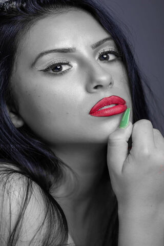 Vibrant Contrast: The Green Nail Statement 🌟💅