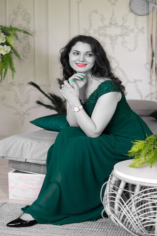 Elegance in Green: A Fashion Statement 🌿✨