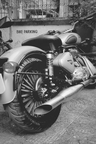 Royal Enfield: The Classic Ride 🏍️✨