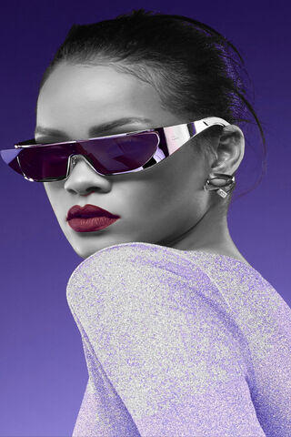 Rihanna: A Vision of Glamour and Style ✨