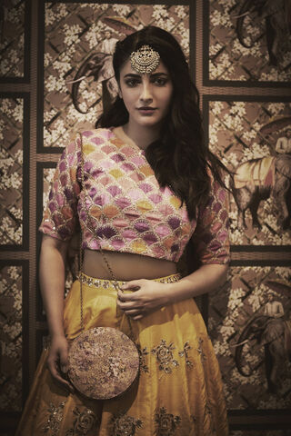 Elegance in Tradition: A Glimpse of Shruthi Hasan