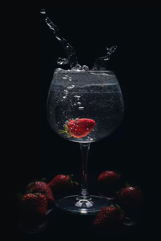 Berry Bliss: The Sparkling Strawberry Vodka Delight 🍓✨