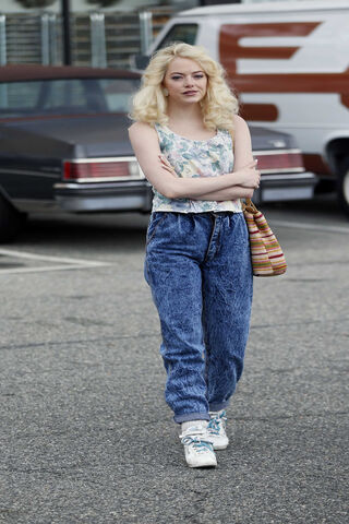 Retro Vibes: Emma Stone's Stylish Throwback 🌼✨