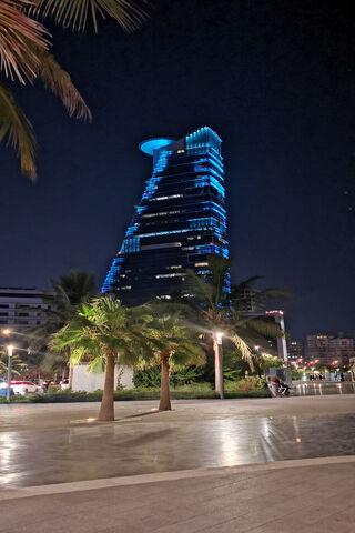 Jeddah Cornish: A Nighttime Jewel 🌟