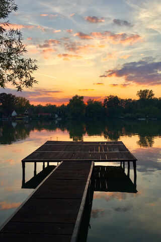 Serene Sunset Over Tranquil Waters 🌅