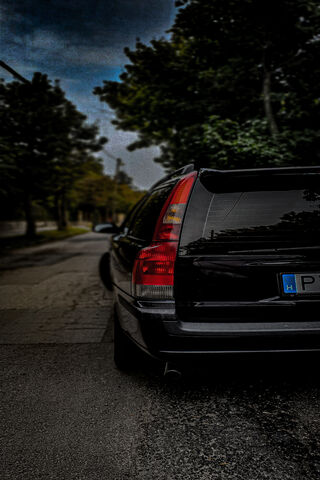 Volvo V70: The Stylish Family Wagon 🚗✨