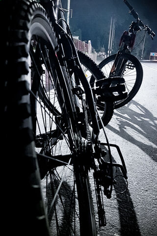 Night Riders: The Thrill of Racing Under the Stars 🌌🚴 ️