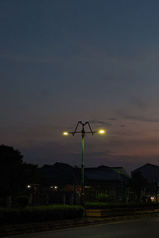 Twilight Glow: The Senja Tiang Lampu