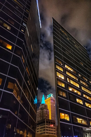 Urban Nights: A Glimpse of City Life 🌆✨