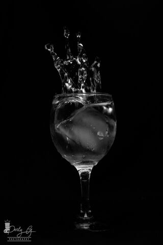 Midnight Splash: The Allure of Dark Vodka 🌌🍸