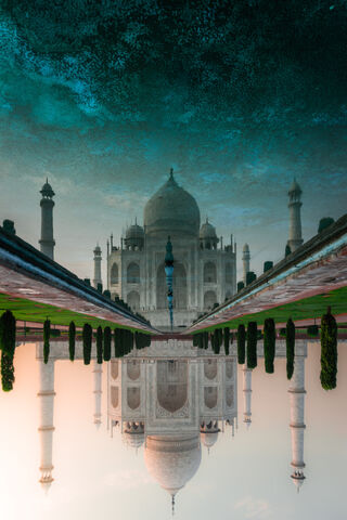 Reflections of Love: The Majestic Taj Mahal 🌅🏰
