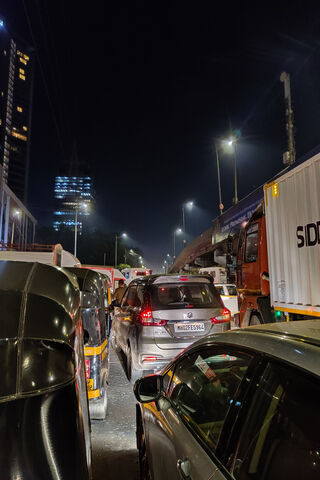 Mumbai's Nighttime Gridlock 🚦🌃