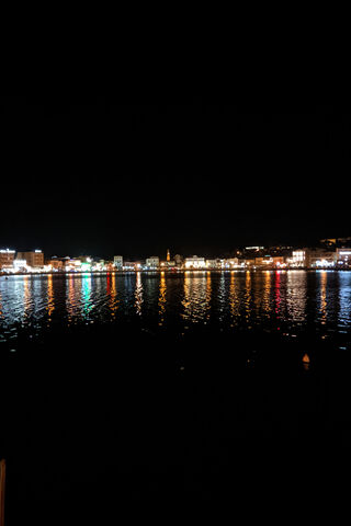 Serenity by the Water: A Nighttime Escape 🌌✨