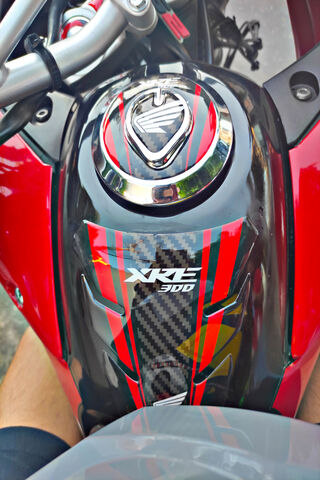 XRE 300: The Thrill of the Ride! 🏍️🔥