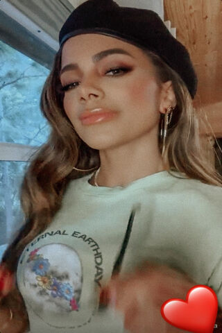 Anitta's TikTok Vibes 🌟