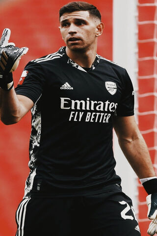 Dibu Martinez: The Guardian of the Goal 🧤⚽