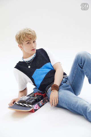 Mark Lee: The Charismatic Star of NCT 🌟