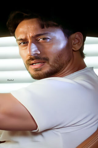 Unleashing the Tiger: A Glimpse of Strength and Charisma 🐅💪