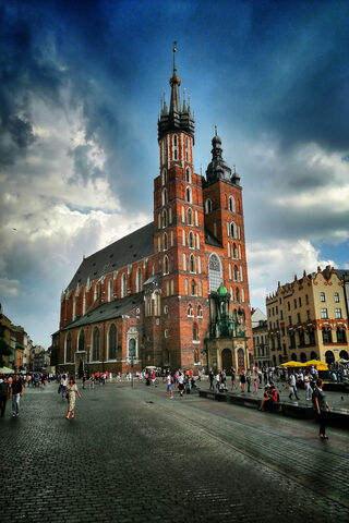 The Heart of Cracow: A Glimpse of History 🌆✨