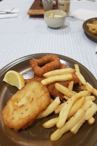Crispy Delights: A Classic Fish N Chips Feast! 🍽️🐟