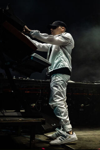 Bizarrap: The Beat Master in Action 🎶