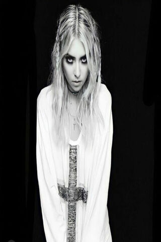 TAYLOR MOMSEN