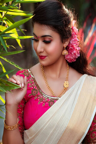 Elegance in Bloom: Ansu Anil's Radiant Charm 🌸✨