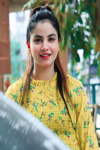 Radiant Charm: Piyanka Mongia's Delightful Smile 🌼✨