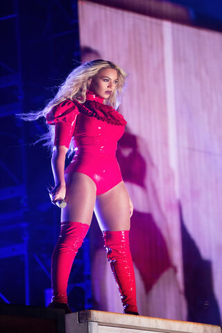 Queen of the Stage: Beyoncé in Red 🔥👑