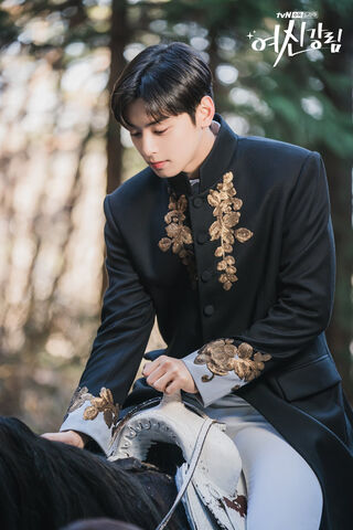 Cha Eunwoo: The Enigmatic Prince on Horseback 🐎✨