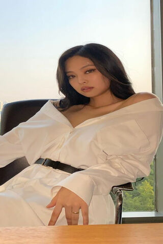 Chic Elegance: Jennie's Stylish Vibe