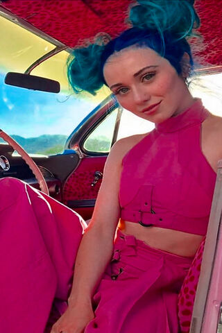 Vibrant Vibes: Jaira Burns in Retro Style 🚗✨