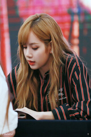 Lalisa Manoban: A Moment of Reflection 🌟