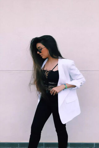 Chic Elegance: Marta Diaz's Fashion Statement